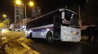 Adana'da İçme Suyu Patladı, Halk Otobüsü Çukura Düştü