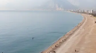 Antalya'da Güneşli Havada Deniz Keyfi