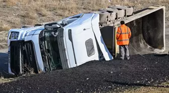 Ankara'da Zift Yüklü Kamyonun Çarptığı Otomobilde 3 İşçi Hayatını Kaybetti