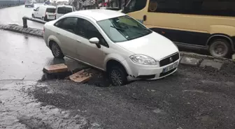 Güngören'de Yolda Çökme, Otomobilde Hasar Oluştu