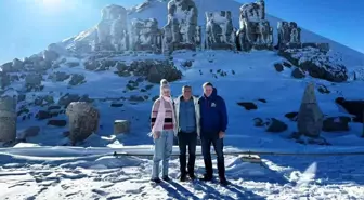 Nemrut Dağı Kış Turizmiyle Olumsuz Hava Koşullarına Rağmen Ziyaretçi Akınına Uğruyor