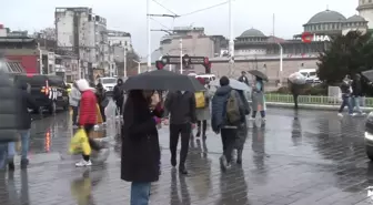 Taksim'de Soğuk ve Yağışlı Hava Etkisini Sürdürüyor