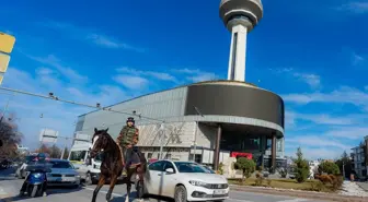 Başkentte Atlı Trafik Turu: Emre Söylemez ve Zeyno ile Hayvan Sevgisi Yaygınlaşıyor