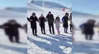 Elazığ'da Kar Üzerinde Halay Çekildi