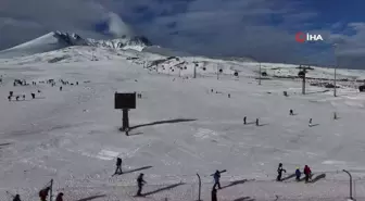 Erciyes Kayak Merkezi Hafta Sonunda Yoğun İlgi Gördü