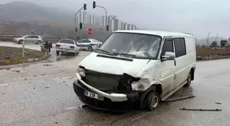 Kırıkkale'de Otomobil ve Minibüs Çarpıştı: 3 Yaralı