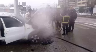 Muş'ta Seyir Halindeki Otomobil Alev Alev Yandı