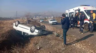 Diyarbakır'da Devrilen Otomobilde Dede ve Torun Yaralandı