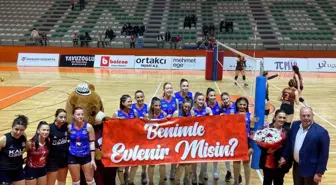 Voleybol Maçında Sürpriz Evlenme Teklifi