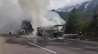 Adana-Pozantı Otoyolu'nda yolcu otobüsünde yangın çıktı