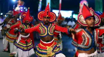 Sri Lanka'da Geleneksel Duruthu Perahera Festivali