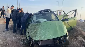 Diyarbakır'da Takla Atan Araçta 3 Kişi Ağır Yaralandı