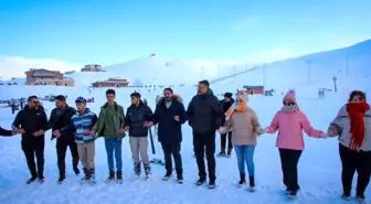 Hakkari Valisi Ali Çelik, Merga Bütan Kayak Merkezi'nde Gençlerle Kayak Etkinliği Düzenledi