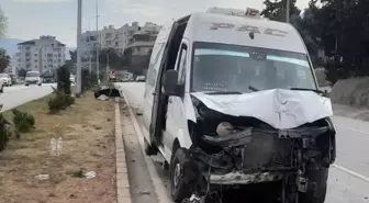 Hatay'da Minibüs Refüje Çarptı: 2 Yaralı