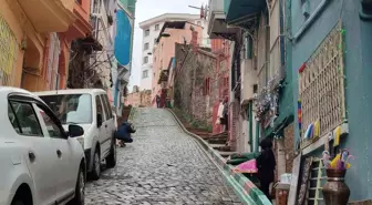 Fatih Balat'ta Yağmurla Kayarak Gelen Araç, Bir Kadını Ağır Yaraladı