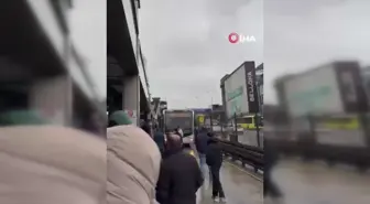 Metrobüs Durağına Ulaşamayan Yolcular İsyan Etti