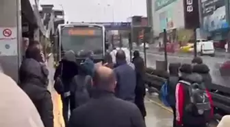 Metrobüsler durağı pas geçti! Çileden çıkan vatandaşlar yolu kesti