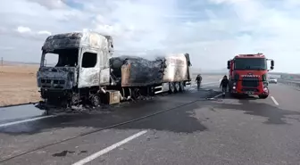 Aksaray'da Mandalina Yüklü Tır Alev Alarak Yandı