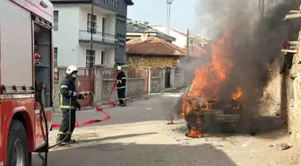 Aksaray'da Park Halindeki Araç Alev Topuna Döndü