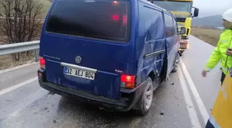 Isparta'da Sivil Polis Aracı ile Kamyonet Çarpıştı: 2 Yaralı