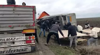 Tekirdağ'da Kontrolden Çıkan Kamyon Tarlaya Devrildi