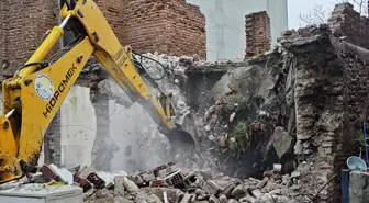 Yakakent Belediyesi Metruk Binaların Yıkımına Devam Ediyor