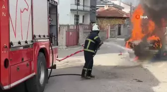 Aksaray'da Park Halindeki Tofaş Aracı Alev Alev Yandı