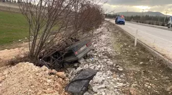 Denizli'de Otomobil Şarampole Uçtu: Sürücü Yaralandı