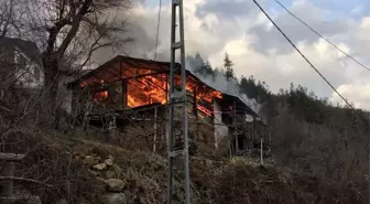 Adana'nın Feke İlçesinde Yangın: İki Katlı Ev Kullanılamaz Hale Geldi