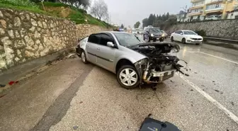 Antalya'da Trafik Kazası: İki Yaralı