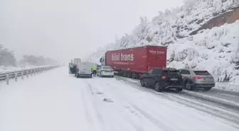 Gelibolu'daki Kar Yağışı Sebebiyle Trafik Tıkanıklığı