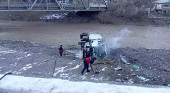 Hakkari'de Çöp Kamyonu Şarampole Yuvarlandı: 3 Yaralı