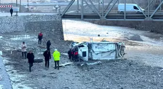 Hakkari'de Çöp Kamyonu Şarampole Devrildi: 3 Yaralı