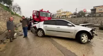 Yağışlı Havada Kontrolden Çıkan Otomobil Park Halindeki Araçla Çarpıştı