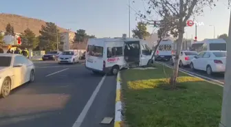 Mardin'de Tır ile Servis Aracı Çarpıştı: 11 Yaralı