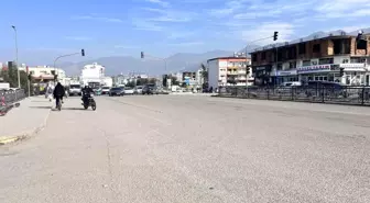 İskenderun'da Feci Kaza: Otomobil Motosiklet Sürücüsünün Üzerinden Geçti