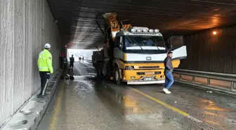 Denizli'de Vinç Alt Geçitte Sıkıştı, Trafik Durdu