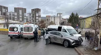 Sivas'ta Öğrenci Servisi ile Otomobil Çarpıştı: Üç Öğrenci Yaralı