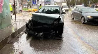 Kocaeli'de Trafik Kazası: Yayanın Eline Araç Parçası Isabet Etti