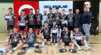 Kula Selim Sabahat Palanduz Anadolu Lisesi voleybol takımı bölge şampiyonu