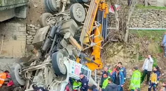 Adana'da Köprüden Düşen Vinçte İki Kişi Yaralandı