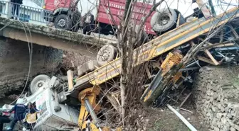 Adana'da Tırın Irmağa Düşmesi Sonucu İki Yaralı