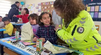 Erzurum'da karne heyecanı yaşayan öğrenciler, polis hediyeleriyle sevindi