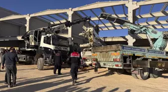 Gaziantep'te beton bloğun altında kalan sürücü hayatını kaybetti