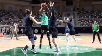 İzmit'in kadın basketbolcuları rotayı Nesibe Aydın maçına çevirdi