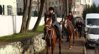 İki Kardeş Karnelerini At Üstünde Aldı