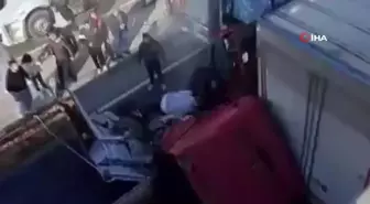 Manisa'da 4 Tırın Karıştığı Trafik Kazasında İki Yaralı