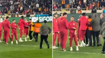 Maç öncesi olay: Sahaya giren taraftar, Galatasaraylı futbolcuların arasına daldı