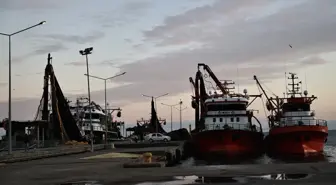 Sinop Limanı'na Fırtına Öncesi Balıkçı Akını