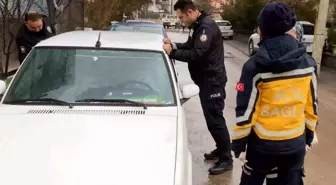 Araçta Uyuyan Genç, Polisin Uğraşlarıyla Uyandı